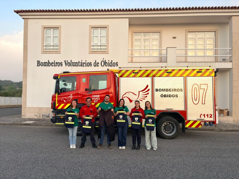 Comissão de Festas da Amoreira oferece Equipamento de Proteção aos Bombeiros Voluntários de Óbidos